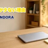WordPressテーマTCD PANDORAの評判を調べるノートパソコンと机